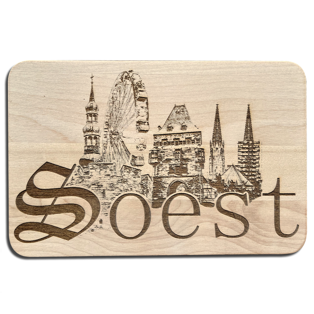 Die Skyline von Soest als Holzgravur auf einem Frühstücksbrettchen, mit großem Schriftzug von Soest