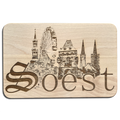 Die Skyline von Soest als Holzgravur auf einem Frühstücksbrettchen, mit großem Schriftzug von Soest