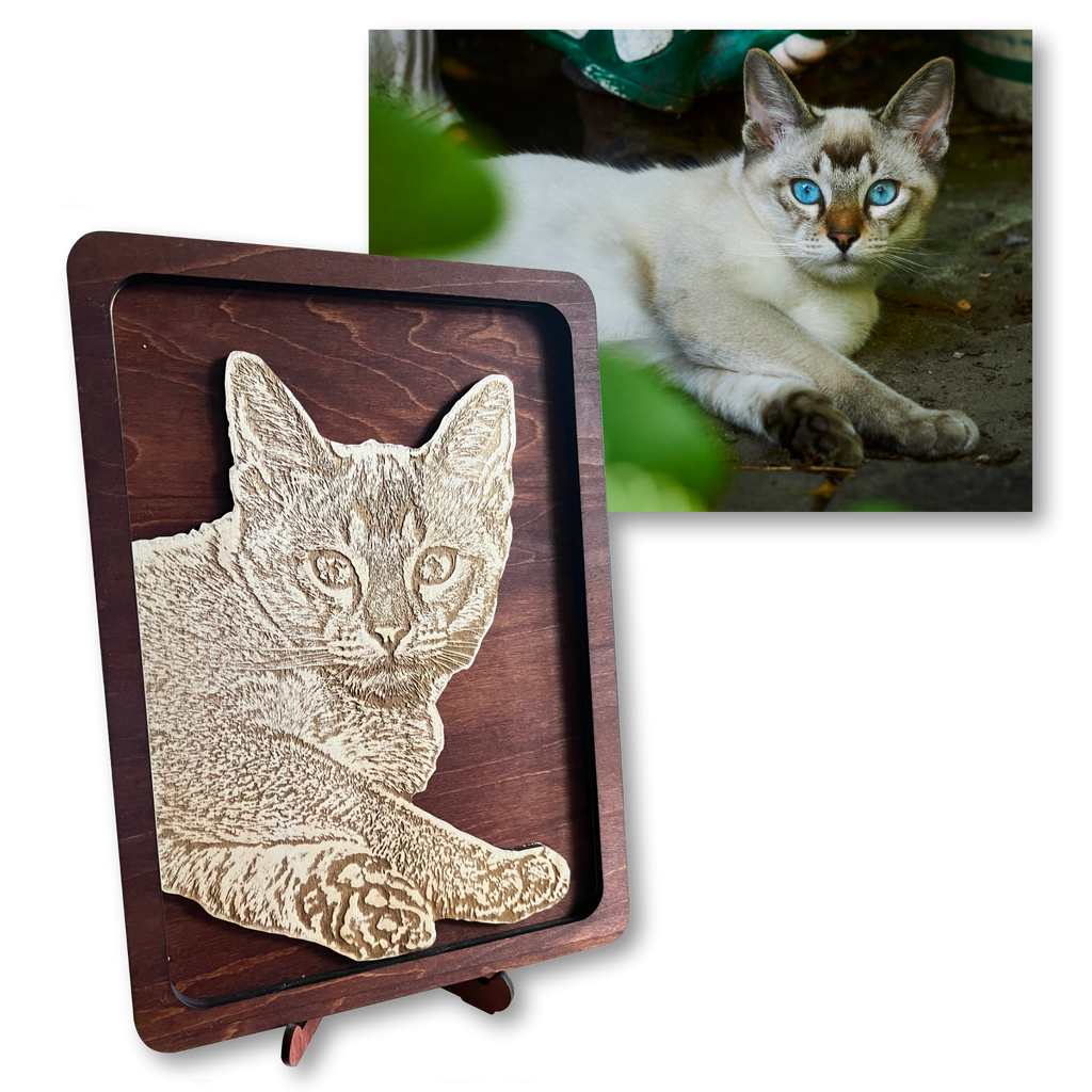 Foto einer Katze im Liegen und als Vergleich das daraus entstandene Holzbild.