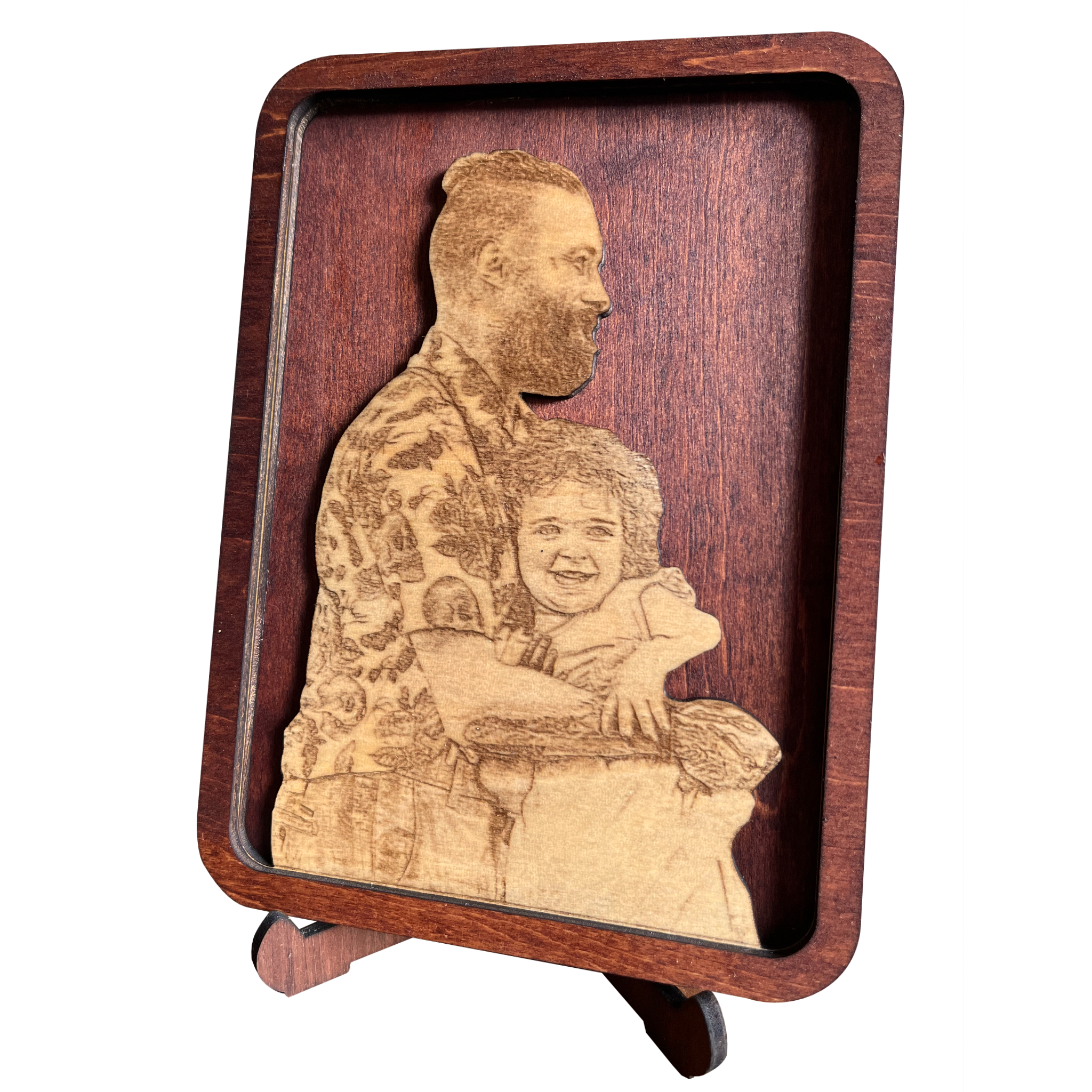 Vater mit Kind im Arm. Gravur auf Holz als Geschenkidee