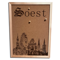 Eine Pinnwand mit dem Motiv der Soester Skyline darauf graviert