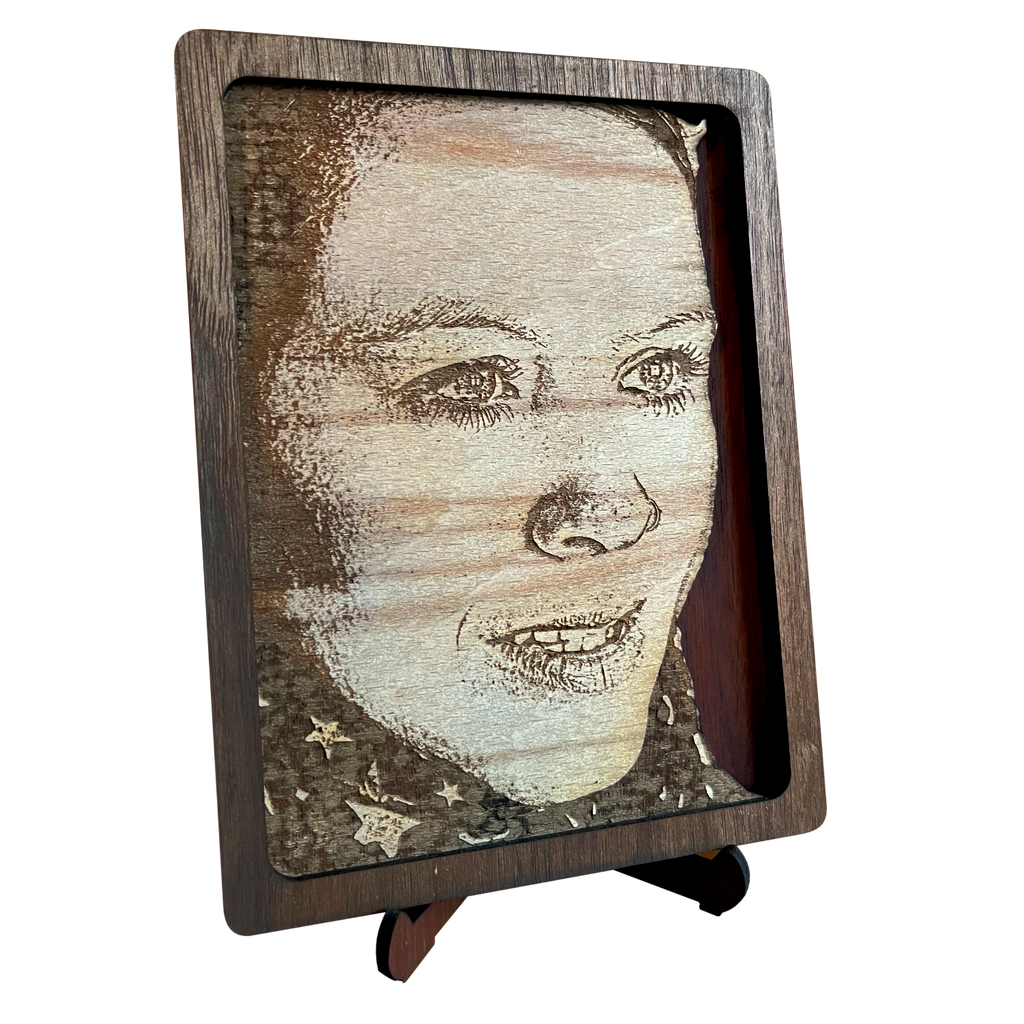 Gravur eines Portraits auf Holz. Geschenkidee für Paare und Familien.