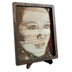 Gravur eines Portraits auf Holz. Geschenkidee für Paare und Familien.